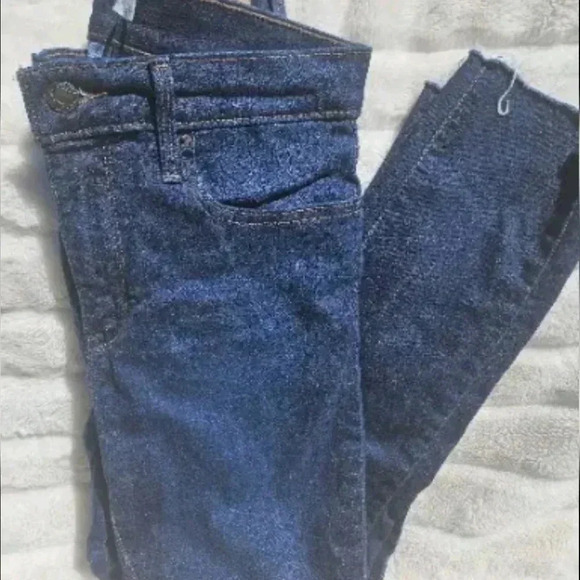 LEVI STRAUSS Women's Slimming Skinny Mid Rise Size 30 Jeans Dark Wash Raw Hem - Picture 3 of 6